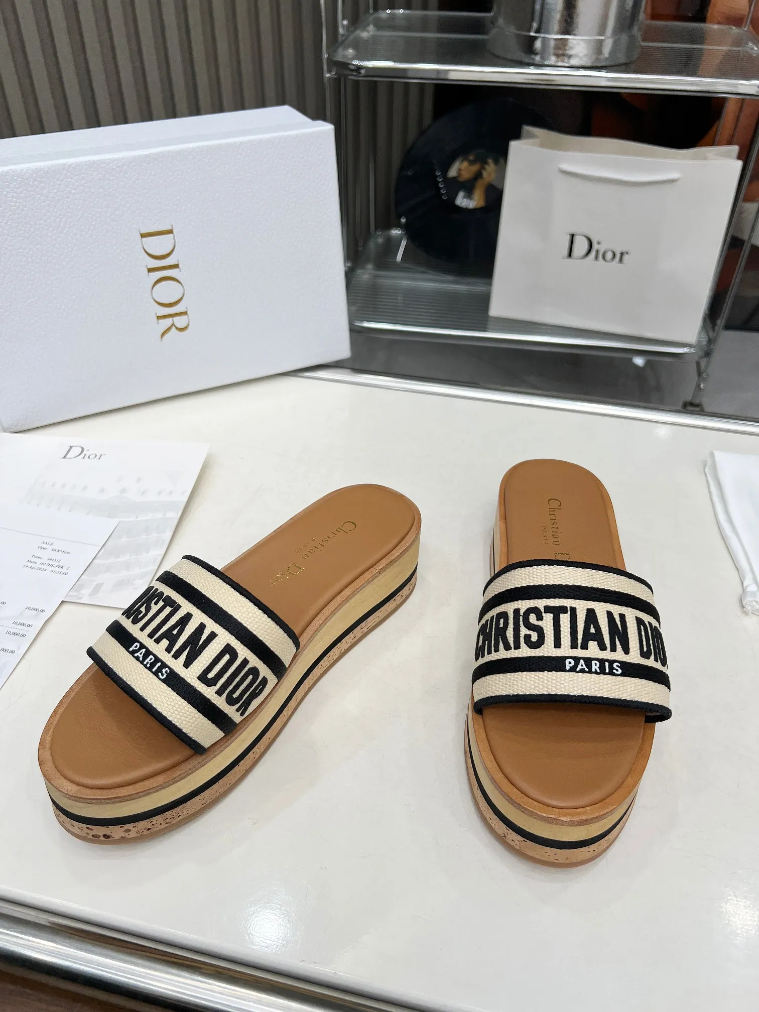 👟👟Ex-factory price 420👟👟 Dior's new spring and summer IVIETA DWAY jelly-colored flat-soled one-slip women's shoes with CD letter logo three-dimensional embroidery thick-soled round-toe open-toe slippers. The original version is developed to be the top version on the market. It feels soft and delicate on the feet and is extremely comfortable. Material: Upper imported raffia electric embroidery high-temperature water-soluble cotton technical fabric + water-dyed cowhide foot pad lining + original consistent combination outsole Outsole: original outsole Size: 35-42 (40.41.42 custom-made, non-refundable and non-exchangeable)